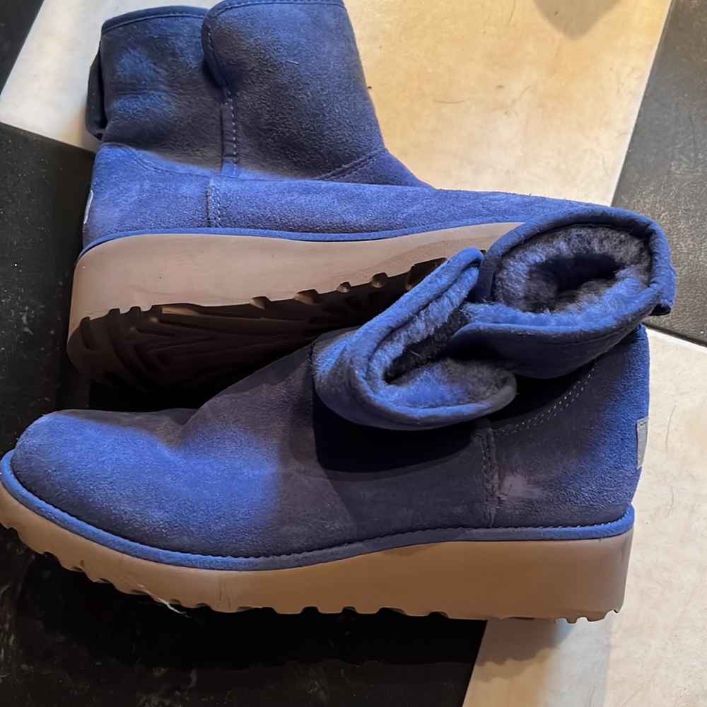 Ugg Size 6 Ankle Boot - image 4